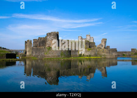 Caerphilly Castle, in der Nähe von Cardiff, South Wales, UK in der Frühlingssonne Stockfoto
