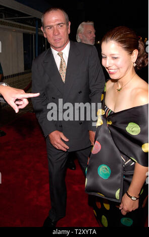 LOS ANGELES, Ca. August 01, 2000: Schauspieler Tommy Lee Jones & Frau an der Weltpremiere in Los Angeles, der seinem neuen Film Space Cowboys. Bild: Paul Smith/Featureflash Stockfoto