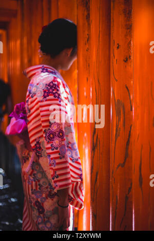 Frau in einem Kimono in Fushimi Inari Schrein in Kyoto, Japan Stockfoto