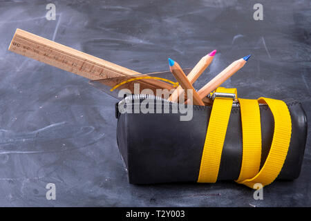Federmäppchen mit Lineal und Bleistift aus Holz Stockfoto