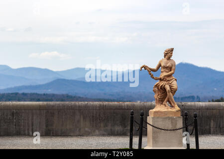 Eine Statue von Flora oder Venus steht vor einem weiten Blick auf die Great Smokies, einschließlich Mount Pisgah, im Biltmore Estate in Asheville, NC, USA Stockfoto