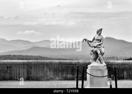 Eine Statue von Flora oder Venus steht vor einem weiten Blick auf die Great Smokies, einschließlich Mount Pisgah, im Biltmore Estate in Asheville, NC, USA Stockfoto