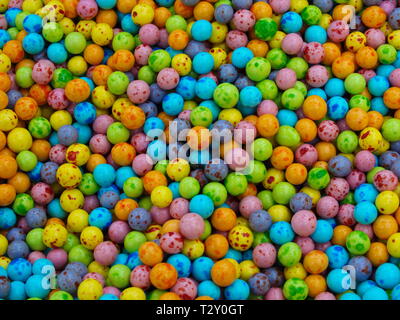 Bunte Bonbons, Schokolade, geröstete Kichererbsen. top View organische cookie Hintergrund Stockfoto