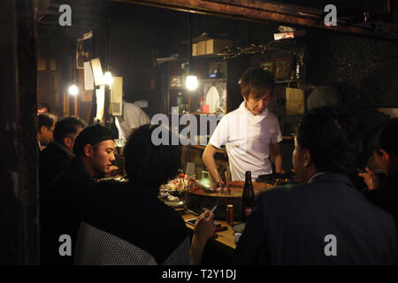 Nicht identifizierte Männer trinken im Restaurant bar in Tokio, Japan. Stockfoto