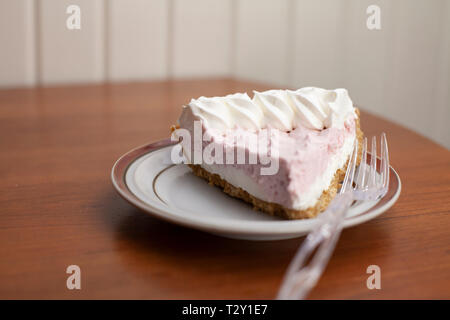 Eine Schicht von Erdbeeren und Sahne Torte auf einen Servierteller Stockfoto