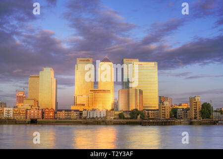 Stadtteil Canary Wharf bei Sonnenaufgang Stockfoto