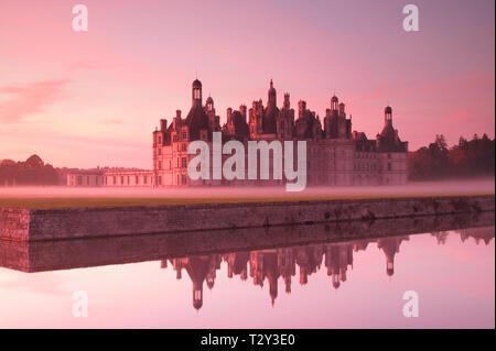 Chateau de Chambord bei Sonnenaufgang Loiretal Frankreich Stockfoto