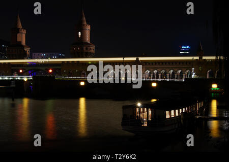 Oberbaumbrücke in der Nacht Stockfoto