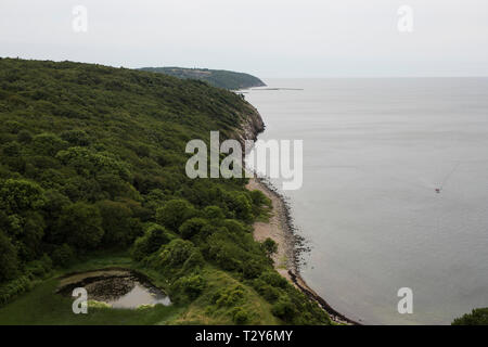 Der Blick auf die Hammerener Vorgebirgsküste von der Hammershus-Festungsruine bei Allinge auf der dänischen Insel Bornholm in der Ostsee. Stockfoto