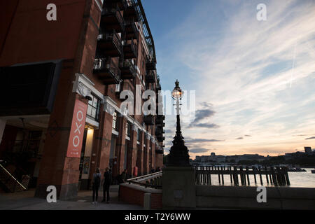 Sonnenuntergang an der OXO Tower Wharf am Südufer der Themse in London, Vereinigtes Königreich. Stockfoto