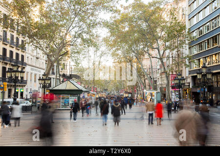 Die Menschen wandern in La Rambla Stockfoto