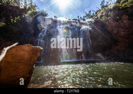 Sun hell leuchtend am Mackenzie Falls in den Grampians, Victoria, Australien Stockfoto