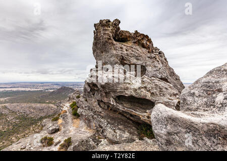 Schroffe Felsen und Klippen auf hohlen Berg im Grampians National Park, Australien. Stockfoto