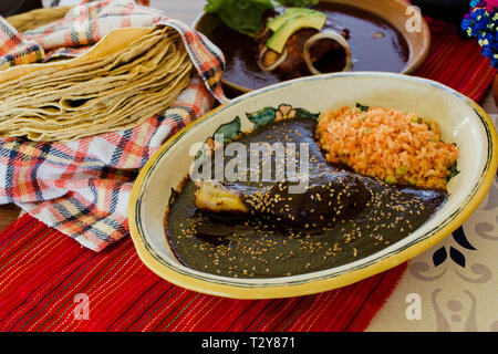 Mole Poblano traditionellen mexikanischen Essen mit Huhn in Mexiko Stockfoto