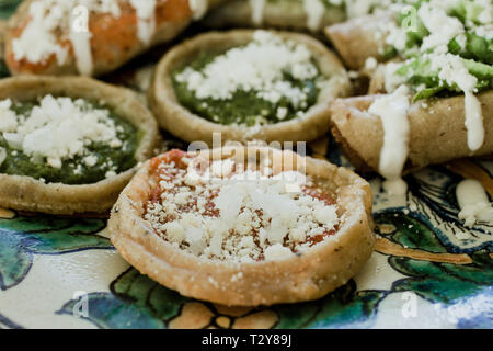 Sopes, mexikanisches Essen würzig in Mexiko Stockfoto