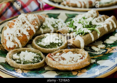 Sopes, Tacos dorados und flautas de pollo, mexikanische Küche, würzige Soße in Mexiko Stockfoto