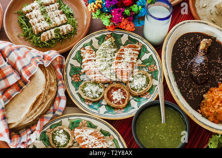 Sopes, Tacos dorados und flautas de pollo, mexikanische Küche, würzige Soße in Mexiko Stockfoto