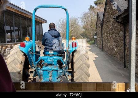 Traktor Farm Tour der Obstgärten auf Healeys Cyder Farm Stockfoto