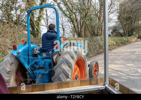 Traktor Farm Tour der Obstgärten auf Healeys Cyder Farm Stockfoto