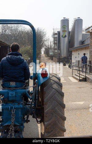 Traktor Farm Tour der Obstgärten auf Healeys Cyder Farm Stockfoto