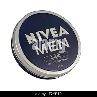 Eine Dose Nivea Männer Gesicht, Körper und Hand Creme/creme auf weißem Hintergrund Stockfoto