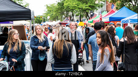 Bay Shore, New York, USA - 10. Juni 2018: Viele Menschen füllen die Hauptstraße während eines lokalen Street Fair. Stockfoto