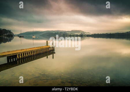 Morgennebel am Windermere, Cumbria, 10,5 km lang, 1,6 km breit und 220 m tief, ist der größte natürliche See in den Lake District. Stockfoto