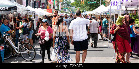 Astoria, New York, USA - 29. Juli 2018: Viele Leute da sind, genießen Sie eine lokale Straße Messe in Astoria Queens, NY. Stockfoto