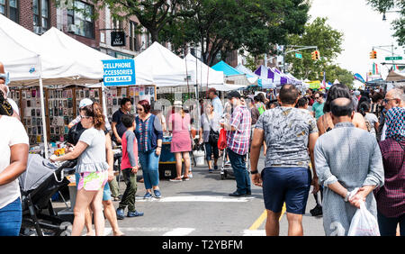 Astoria, New York, USA - 29. Juli 2018: Viele Anbieter Linie auf beiden Seiten der Straße verkaufen ihre Kunst und Handwerk an einer Messe in Astoria Queens Stockfoto