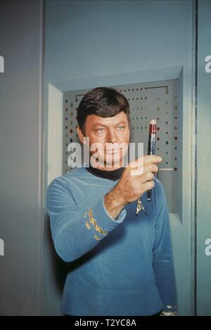 DEFOREST KELLEY, STAR TREK, 1966 Stockfoto