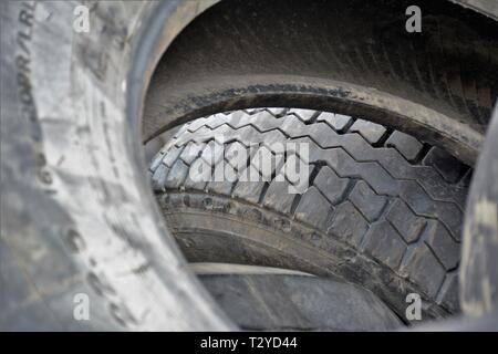 Alte Reifen für die Wiederverwendung und das Recycling von Gummi Stockfoto