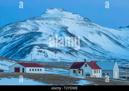 Ein Bauernhof in einer schönen bergigen Umgebung auf der Halbinsel Snaefellsnes in der Nähe von Grundarfjörður, Island [kein Eigentum Freigabe; für redaktionelle lic verfügbar Stockfoto