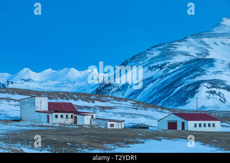 Ein Bauernhof in einer schönen bergigen Umgebung auf der Halbinsel Snaefellsnes in der Nähe von Grundarfjörður, Island [kein Eigentum Freigabe; für redaktionelle lic verfügbar Stockfoto