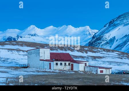 Ein Bauernhof in einer schönen bergigen Umgebung auf der Halbinsel Snaefellsnes in der Nähe von Grundarfjörður, Island [kein Eigentum Freigabe; für redaktionelle lic verfügbar Stockfoto