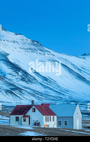 Ein Bauernhof in einer schönen bergigen Umgebung auf der Halbinsel Snaefellsnes in der Nähe von Grundarfjörður, Island [kein Eigentum Freigabe; für redaktionelle lic verfügbar Stockfoto