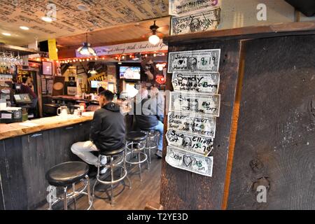 Lokale Bar, wo man sehr gut essen kann und Gäste haben Dollarscheine an die Wand und an die Decke gesteckt, mit Kommentaren in St. Michael Delaware, dem Heim von James Michener Stockfoto