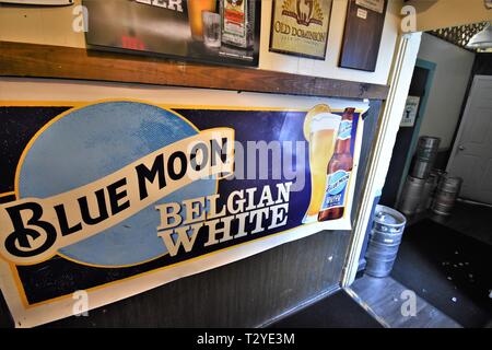 Blue Moon, ein in den USA beliebtes Weißbier aus belgischen Ideen, auf einem Schild in einer Bar in Maryland Stockfoto