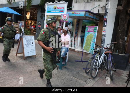 Die Naval Infantry Corps sind das Marine Corps und amphibische Infanterie Kraft, Patrouillen in Playa del Carmen Stockfoto