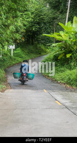 Zwei Männer auf dem Motorrad Transport Durians in den Bergen von Kiriwong Stockfoto