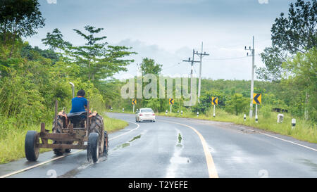 Bauer fahren auf Autobahn in Thailand hinter dem Auto Stockfoto