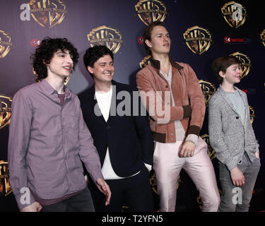 April 2, 2019 - Las Vegas, NV, USA - LAS VEGAS - APR 2: Finn Wolfhard, Aneurin Barnard, Ansel Elgort, Oakes CinemaCon Fegley am 2019-Warner Bros im Caesars Palace am 2. April 2019 in Las Vegas, NV (Credit Bild: © Kay Blake/ZUMA Draht) Stockfoto