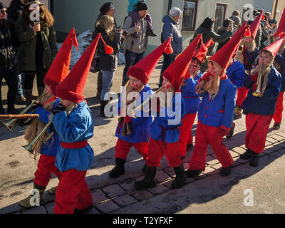 Zwerge beim Aufzug der Masken beim Nassereither Schellerlauf, Fasnacht in Nassereith, Bezirk Imst, Tirol, Österreich, Europa, immaterielles UNESCO Wel Stockfoto