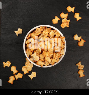 Goldfish Crackers in eine Schüssel, Schuß von oben auf einem schwarzen Hintergrund mit einem Platz für Text Stockfoto