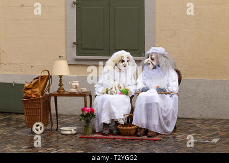 Rheinsprung, Basel, Schweiz - März 13., 2019. Zwei Teilnehmer Karneval verkleidet als alte Damen in weißen Bademäntel Stockfoto