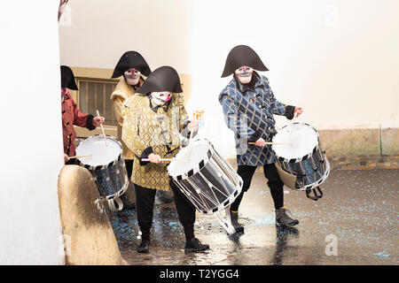 Rheinsprung, Basel, Schweiz - März 13., 2019. Gruppe von snare Drummer zu Fuß um die Ecke Stockfoto