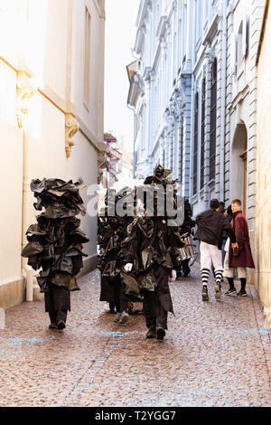 Rheinsprung, Basel, Schweiz - März 13., 2019. Gruppe von Carnival Teilnehmer an schwarze Plastiktüte Kostüme Stockfoto