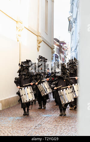 Rheinsprung, Basel, Schweiz - März 13., 2019. Gruppe von snare Drummer in schwarzen Kostümen zu Fuß in die Altstadt Stockfoto