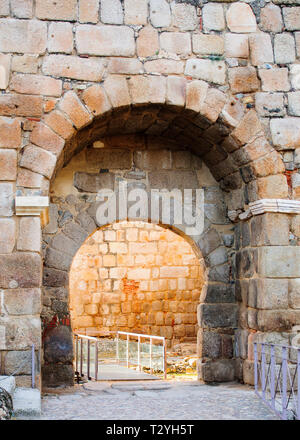 Alcazaba. Steinbogen in den Ruinen der alten arabischen Stadt in Merida, Spanien Stockfoto