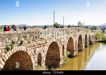 MERIDA, Badajoz, Spanien - 1 April, 2018: Römische Brücke. Es hat eine Länge von 790 Metern und wurde im ersten Jahrhundert v. Chr. Stockfoto