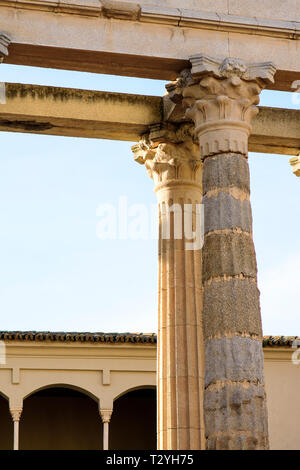 Säulen mit korinthischen Kapitellen im Diana römischen Tempel. Im 1. Jahrhundert v. Chr. Stockfoto